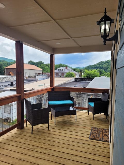 Charming Downtown Bryson City SkyLoft Apt 1 - Perfect for Couples! Apartment in Bryson City
