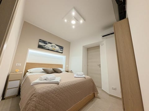 Bed, TV and multimedia, Photo of the whole room, Bedroom, wardrobe