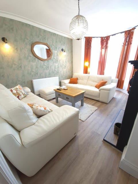 Living room, Photo of the whole room, Seating area