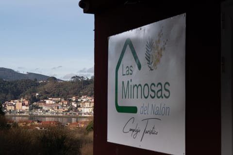 Neighbourhood, Natural landscape, Logo/Certificate/Sign, Street view