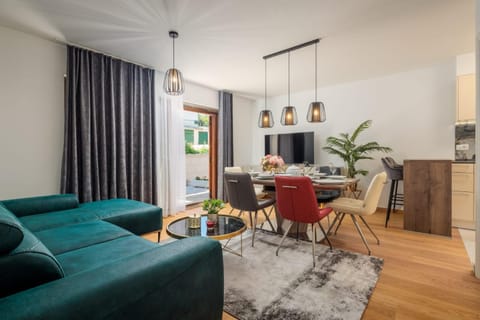 Communal lounge/ TV room, TV and multimedia, Living room, Seating area, Dining area