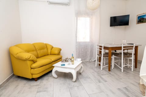 TV and multimedia, Living room, Seating area, Dining area, air conditioner