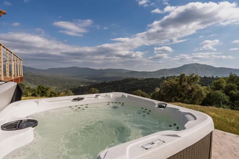 Yosemite Cloudline Ridge House in Sierra Nevada