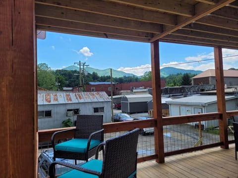 Charming Downtown Bryson City SkyLoft Apt 2 - Perfect for Couples! Apartment in Bryson City