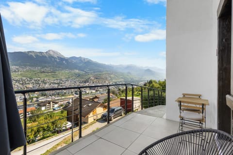 Patio, Day, Natural landscape, View (from property/room), Balcony/Terrace, Mountain view