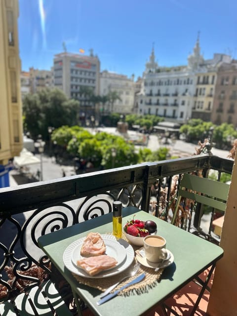 Property building, Patio, Coffee/tea facilities, View (from property/room), Balcony/Terrace, Dining area, City view, Location