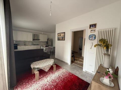 Kitchen or kitchenette, Seating area, stove