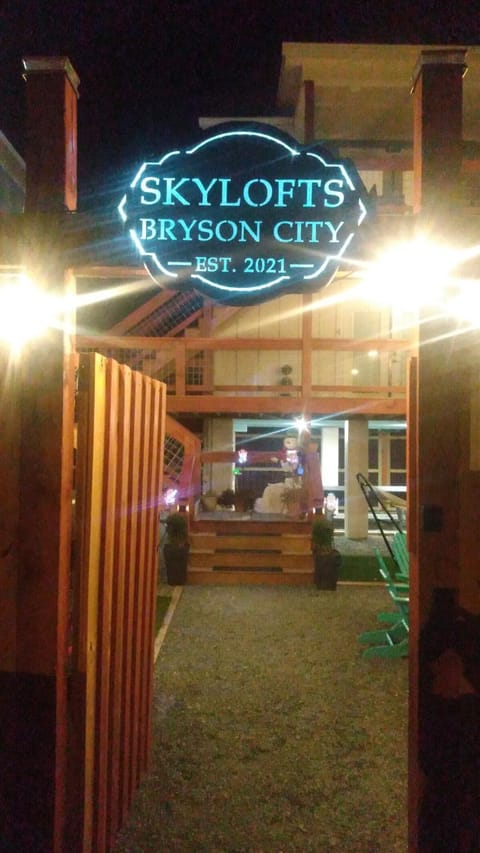 Charming Downtown Bryson City SkyLoft Studio 3 - Perfect for Couples Apartment in Bryson City