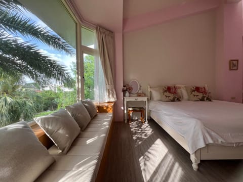 Bed, View (from property/room), Seating area, Bedroom, Garden view