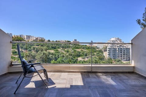Seaview Balluta-StJulians-Prime Spot Apartment in Sliema