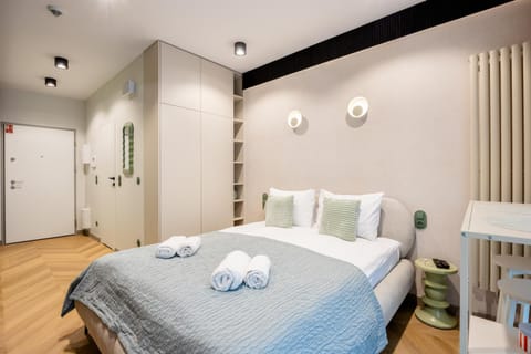 Bed, Photo of the whole room, towels, wardrobe