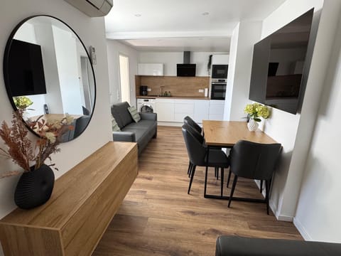 TV and multimedia, Kitchen or kitchenette, Living room, Seating area, Dining area, oven, stove