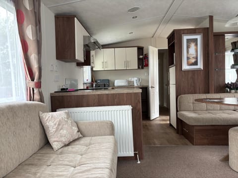 The Bay Pearl 2 Bedroom Elegant Pet Free Stay at Clarach House in Tirymynach