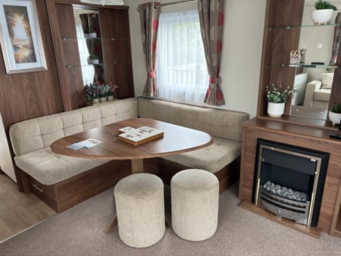 The Bay Pearl 2 Bedroom Elegant Pet Free Stay at Clarach House in Tirymynach