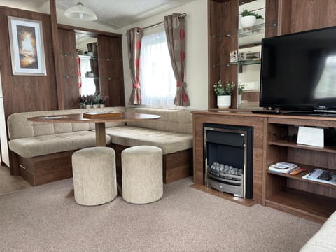 The Bay Pearl 2 Bedroom Elegant Pet Free Stay at Clarach House in Tirymynach