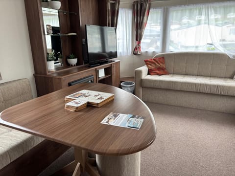 The Bay Pearl 2 Bedroom Elegant Pet Free Stay at Clarach House in Tirymynach