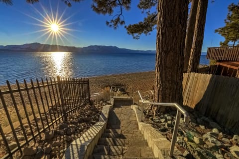 Singing Pines in Marla Bay - Walk to Lake House in Marla Bay