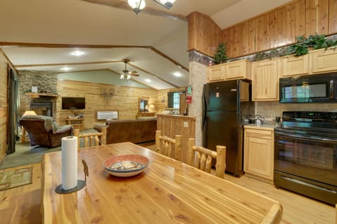 4 Mi to Marina Cozy Log Cabin in Eureka Springs! Cabin in Beaver Lake