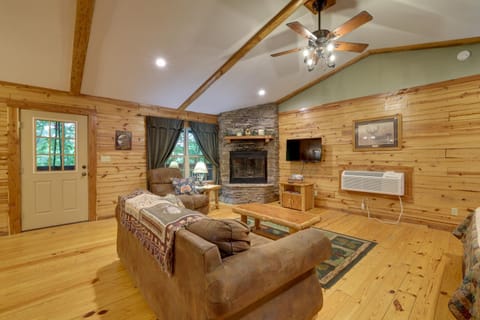 4 Mi to Beaver Lake Peaceful Log Cabin with Deck! Cabin in Beaver Lake