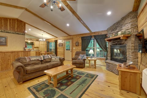 4 Mi to Beaver Lake Peaceful Log Cabin with Deck! Cabin in Beaver Lake