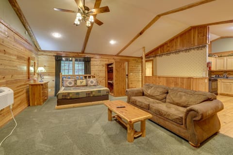 4 Mi to Lake Wooded Log Cabin in Eureka Springs! Cabin in Beaver Lake