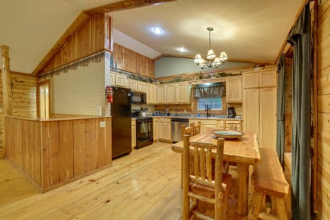 4 Mi to Lake Wooded Log Cabin in Eureka Springs! Cabin in Beaver Lake