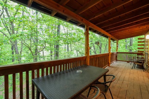 4 Mi to Lake Wooded Log Cabin in Eureka Springs! Cabin in Beaver Lake