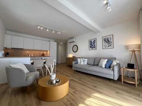 Kitchen or kitchenette, Seating area