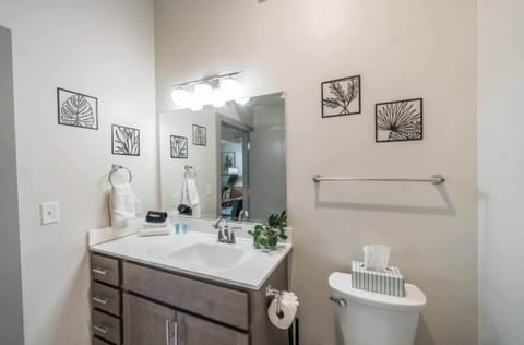 8 Unit Cozy & Bright Loft with Free Parking Apartment in Louisville