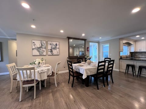 Stunning 8 bedroom 6 bathroom Pool Home House in Anaheim