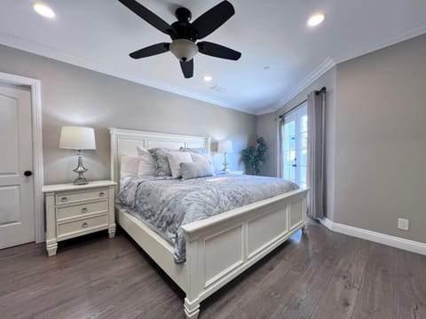 Stunning 8 bedroom 6 bathroom Pool Home House in Anaheim