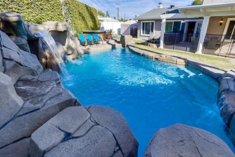 Property building, Day, Pool view, Swimming pool, sunbed