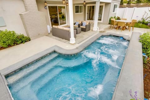 Property building, Day, Swimming pool, Swimming pool