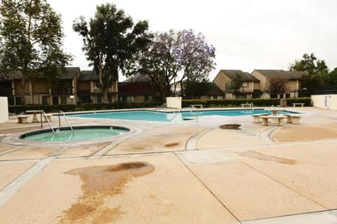 Property building, Day, Swimming pool