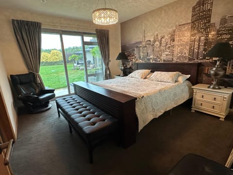 Bed, Photo of the whole room, Seating area, internet
