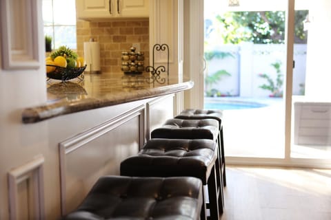 Lavish 5 Bedroom, 4 Bath Pool Home 3/4 Mile To Disney House in Garden Grove