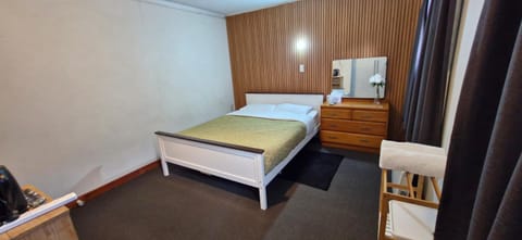 Hillcrest Term-Downstairs Room Apartment in Hamilton