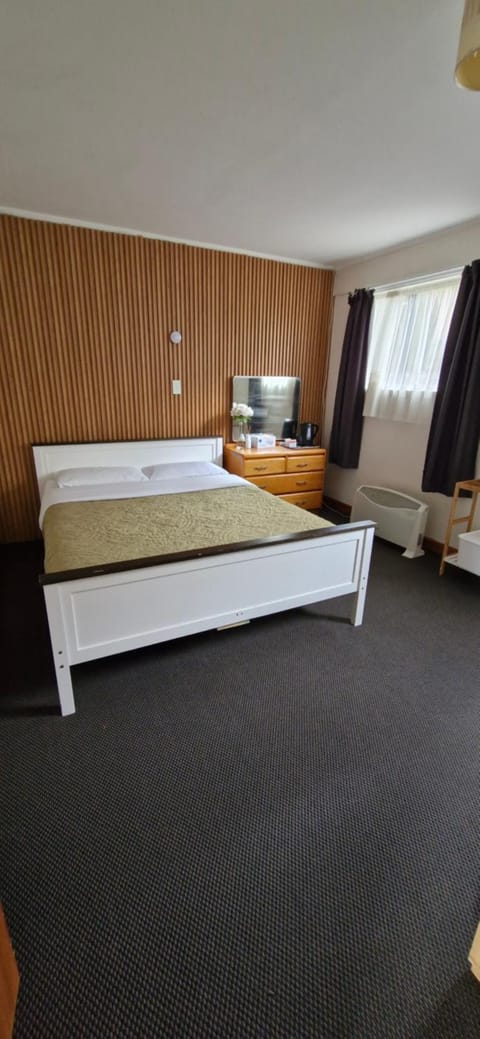 Hillcrest Term-Downstairs Room Apartment in Hamilton