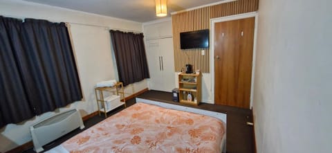 Hillcrest Term-Downstairs Room Apartment in Hamilton