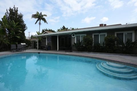 Property building, Day, BBQ facilities, Swimming pool, sunbed