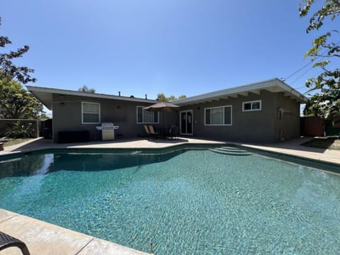 Property building, Day, BBQ facilities, Swimming pool, sunbed