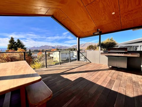 Day, Natural landscape, BBQ facilities, Balcony/Terrace, Dining area, Lake view, Mountain view