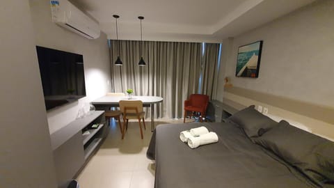 Bed, TV and multimedia, Living room, Photo of the whole room, Seating area, Bedroom, towels, air conditioner