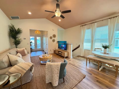 The Orange Blossom Suite Near UF Shands D-town House in Gainesville