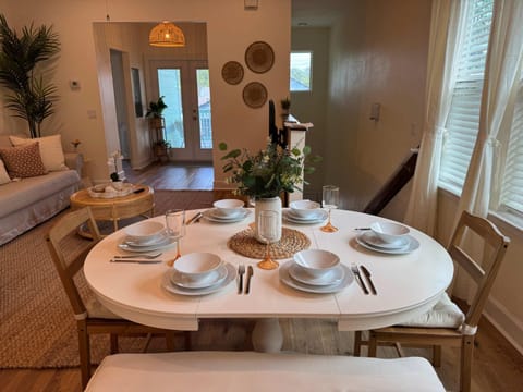 The Orange Blossom Suite Near UF Shands D-town House in Gainesville