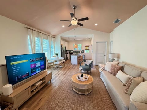 The Orange Blossom Suite Near UF Shands D-town House in Gainesville