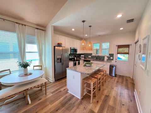 The Orange Blossom Suite Near UF Shands D-town House in Gainesville