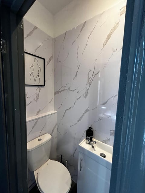 Private ensuite room close to Rotherham city centre 5 Vacation rental in Rotherham