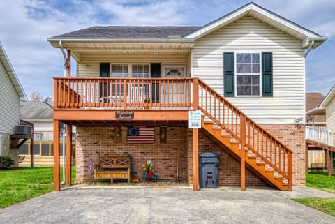 Property building, Facade/entrance, Spring, Day, View (from property/room), Balcony/Terrace, Parking