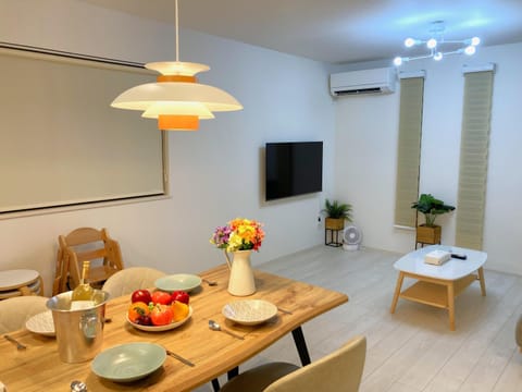 TV and multimedia, Living room, Seating area, Dining area, air conditioner